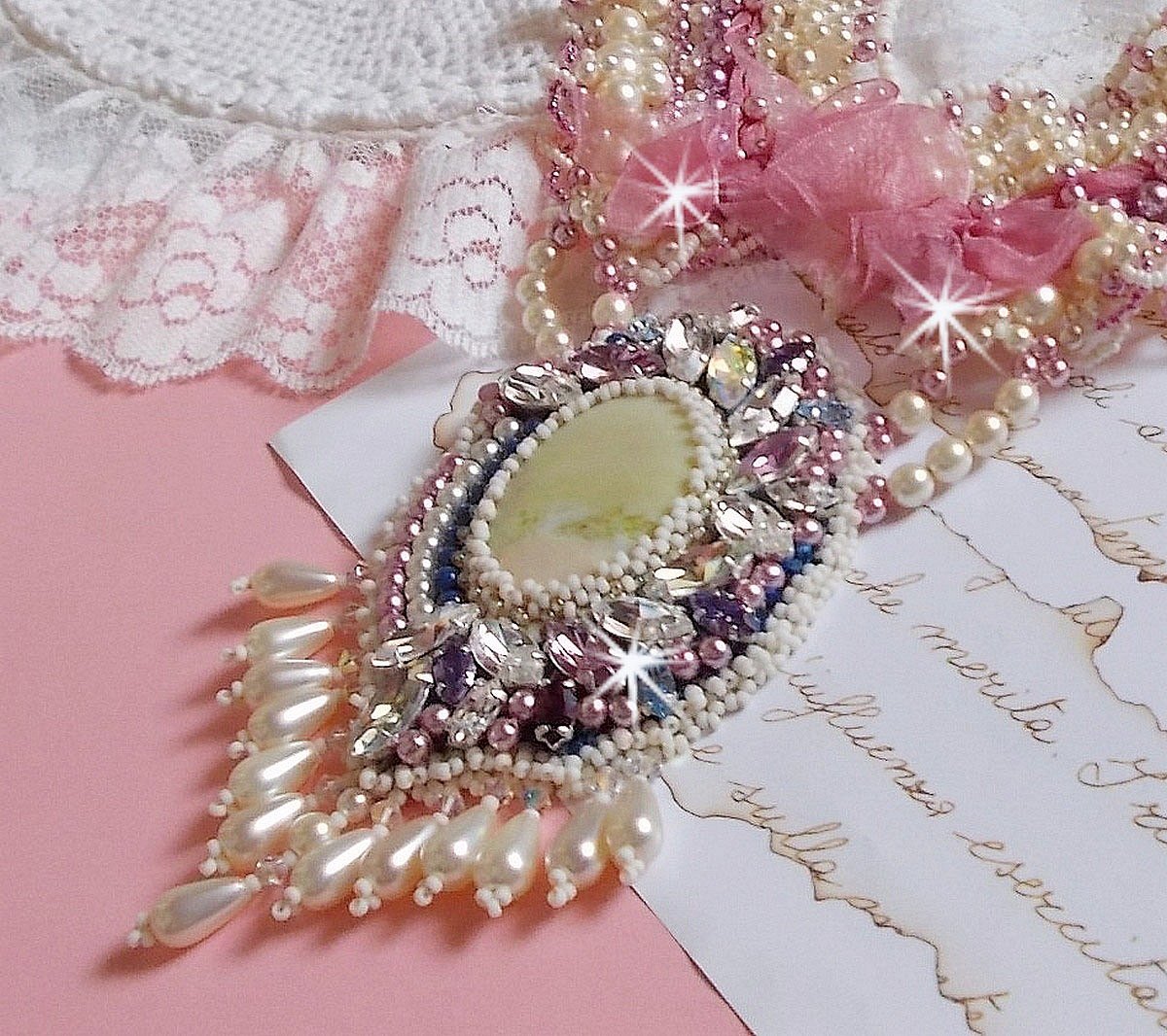 Collana a bretella Détente ricamata con perle in armonia con altre perle di qualità