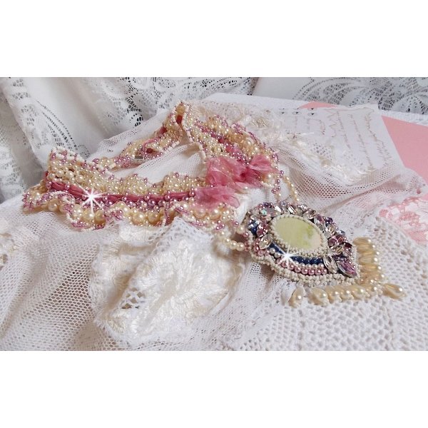 Collana a bretella Détente ricamata con perle in armonia con altre perle di qualità