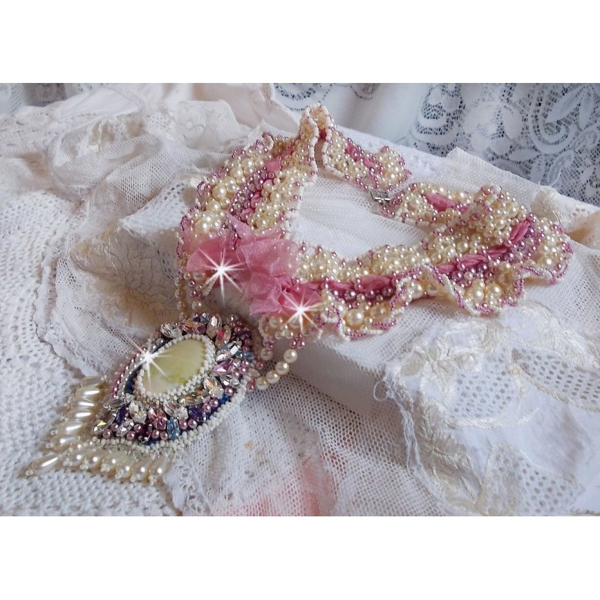 Collana a bretella Détente ricamata con perle in armonia con altre perle di qualità
