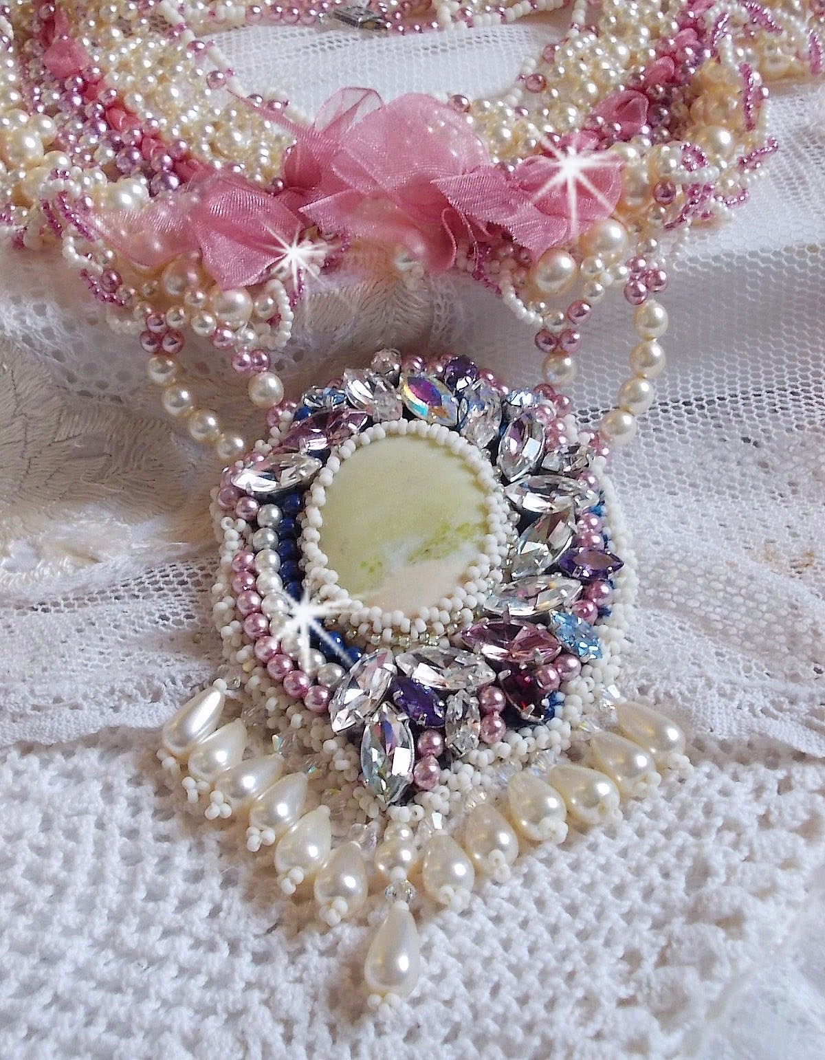 Collana a bretella Détente ricamata con perle in armonia con altre perle di qualità