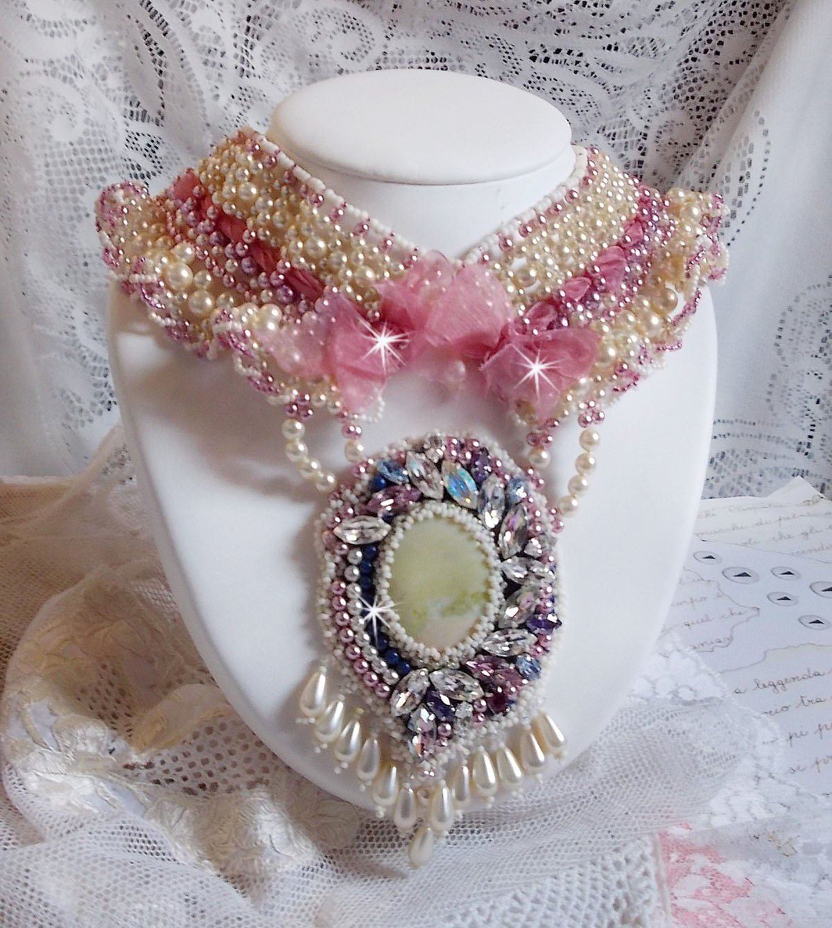 Collana a bretella Détente ricamata con perle in armonia con altre perle di qualità