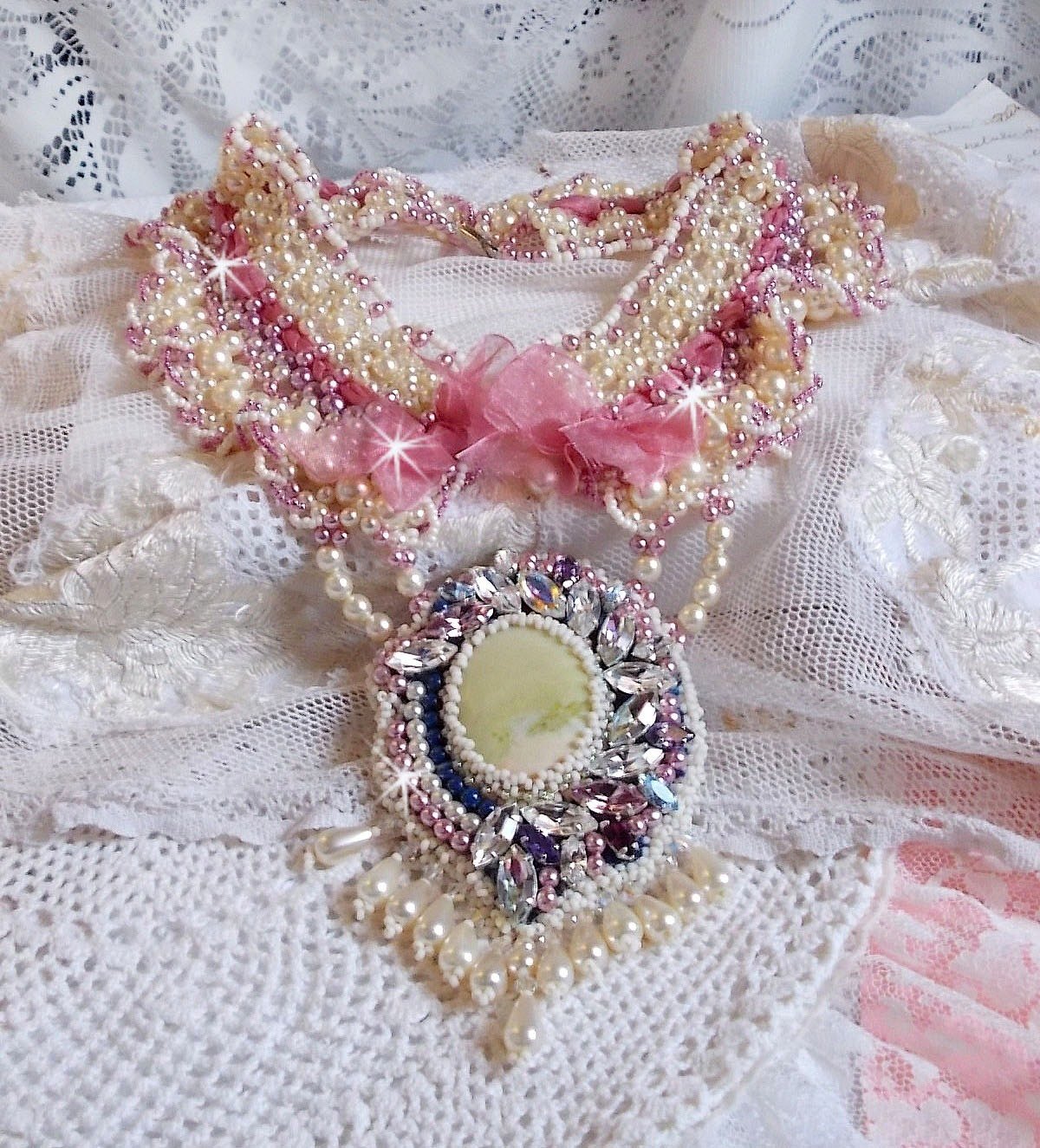 Collana a bretella Détente ricamata con perle in armonia con altre perle di qualità