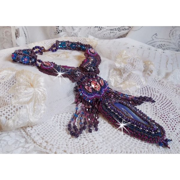 Collier Esm&eacute;ralda brod&eacute; avec une belle agate