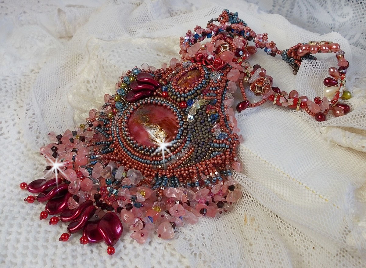 Collier Fleur de Chine brodé avec des perles de Swarovski, perles artisanales et autres