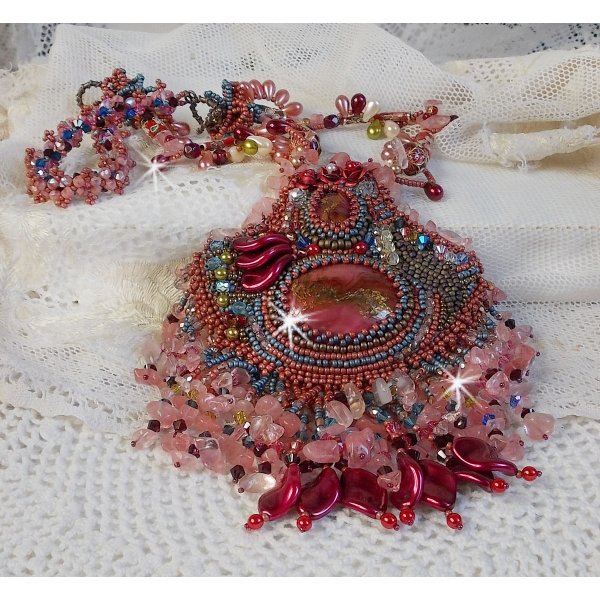 Collier Fleur de Chine brod&eacute; avec des perles de Swarovski, perles artisanales et autres