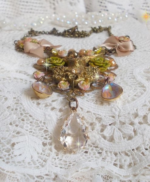 Collier Cerf Fleuri cr&eacute;e avec des cristaux de Swarovski, cabochons en r&eacute;sine, perles en verre, t&ecirc;te de cerf avec bois en m&eacute;tal, pendentif larme en zircon, n&oelig;uds en satin et accessoires en laiton 