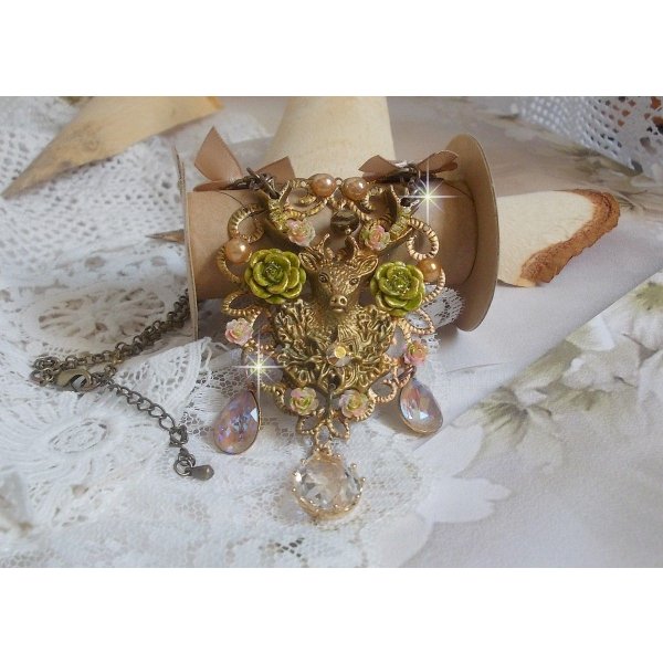Collier Cerf Fleuri cr&eacute;e avec des cristaux de Swarovski, cabochons en r&eacute;sine, perles en verre, t&ecirc;te de cerf avec bois en m&eacute;tal, pendentif larme en zircon, n&oelig;uds en satin et accessoires en laiton 
