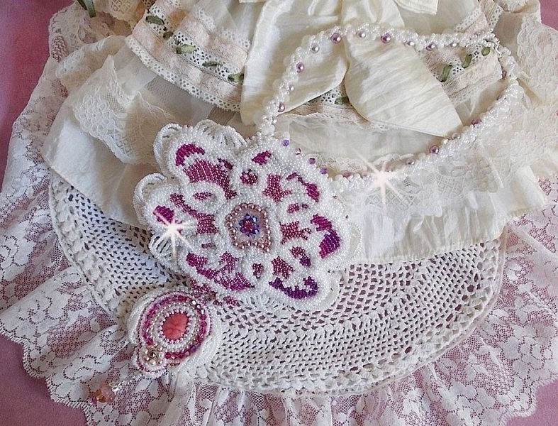 Collana a bretella Chlo&eacute; ricamata con pizzo di perle, cristalli Swarovski, perle e perline Miyuki