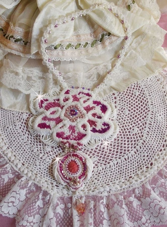 Collana a bretella Chloé ricamata con pizzo di perle, cristalli Swarovski, perle e perline Miyuki