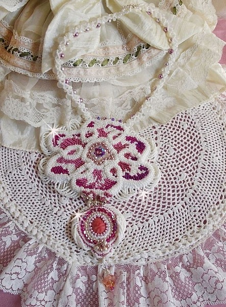 Collana a bretella Chlo&eacute; ricamata con pizzo di perle, cristalli Swarovski, perle e perline Miyuki