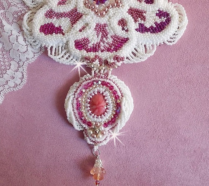 Collana a bretella Chlo&eacute; ricamata con pizzo di perle, cristalli Swarovski, perle e perline Miyuki