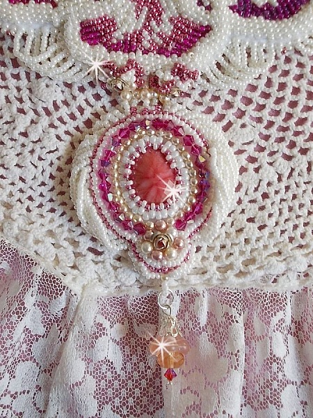 Collana a bretella Chlo&eacute; ricamata con pizzo di perle, cristalli Swarovski, perle e perline Miyuki
