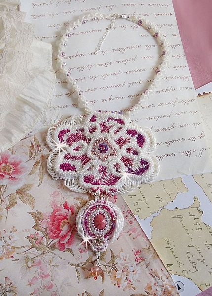 Collana a bretella Chlo&eacute; ricamata con pizzo di perle, cristalli Swarovski, perle e perline Miyuki