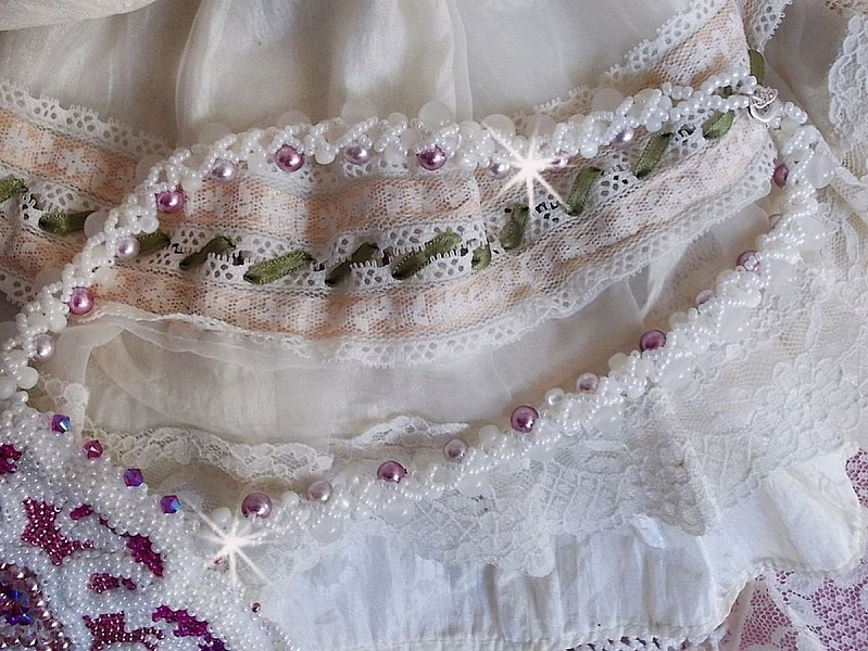 Collana a bretella Chlo&eacute; ricamata con pizzo di perle, cristalli Swarovski, perle e perline Miyuki