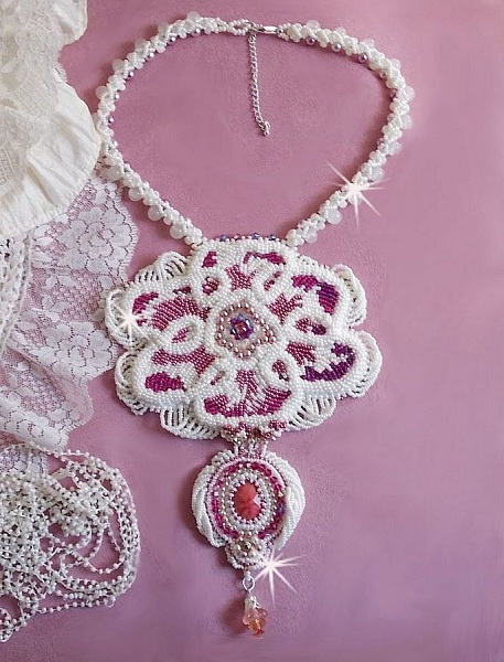Collana a bretella Chlo&eacute; ricamata con pizzo di perle, cristalli Swarovski, perle e perline Miyuki