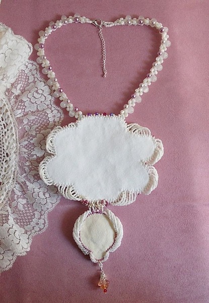 Collana a bretella Chlo&eacute; ricamata con pizzo di perle, cristalli Swarovski, perle e perline Miyuki