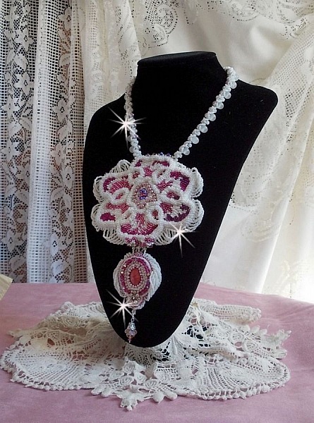 Collana a bretella Chlo&eacute; ricamata con pizzo di perle, cristalli Swarovski, perle e perline Miyuki