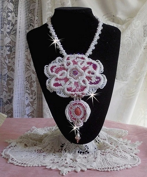 Collana a bretella Chlo&eacute; ricamata con pizzo di perle, cristalli Swarovski, perle e perline Miyuki