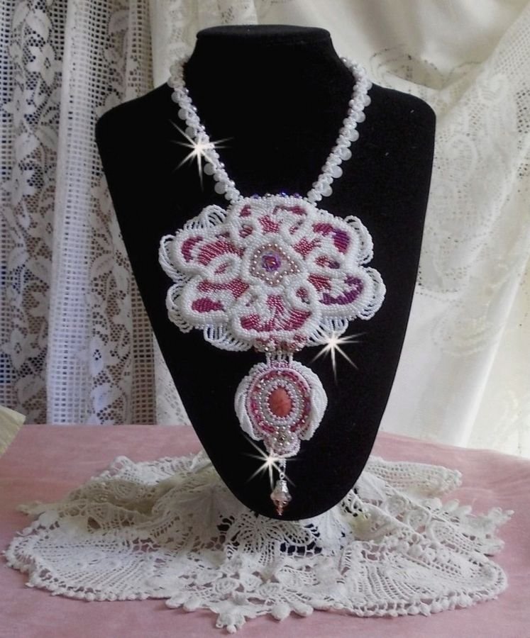 Collana a bretella Chloé ricamata con pizzo di perle, cristalli Swarovski, perle e perline Miyuki