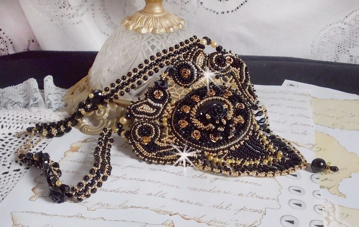 Collana Cleopatra ricamata con onice nera, perle e semi di perle 