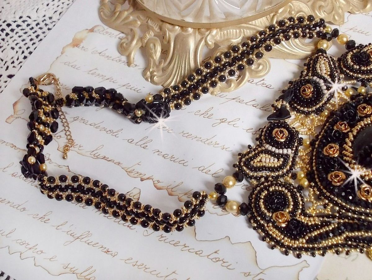 Collana Cleopatra ricamata con onice nera, perle e semi di perle 