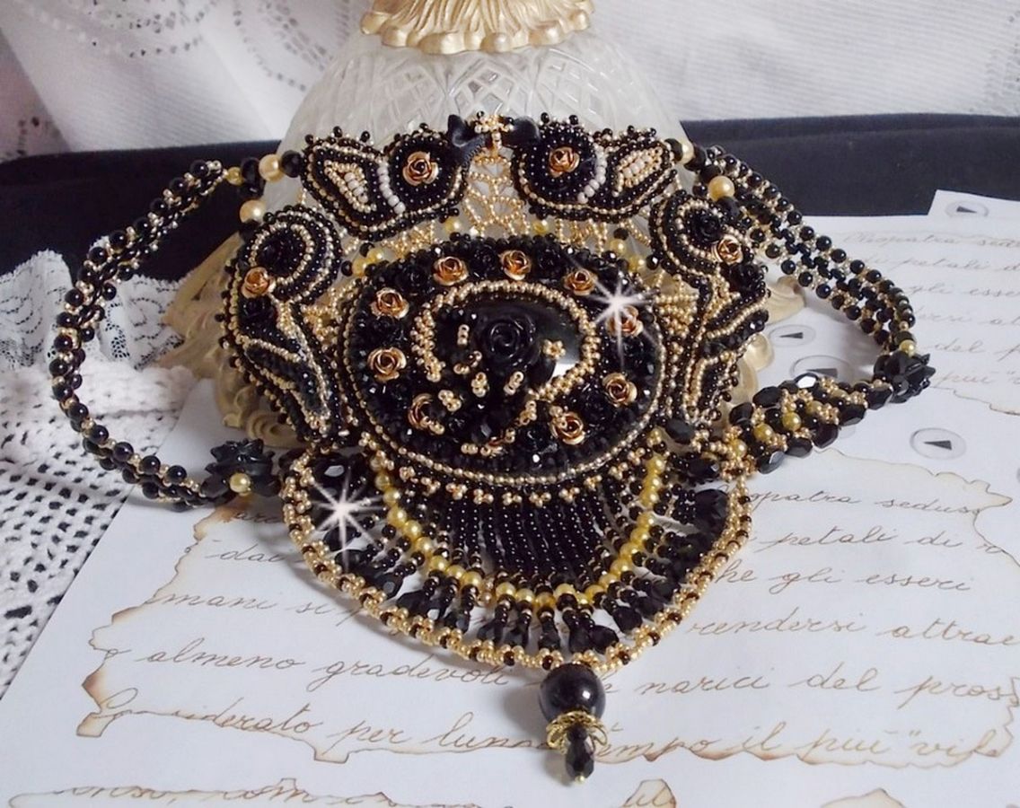 Collana Cleopatra ricamata con onice nera, perle e semi di perle 