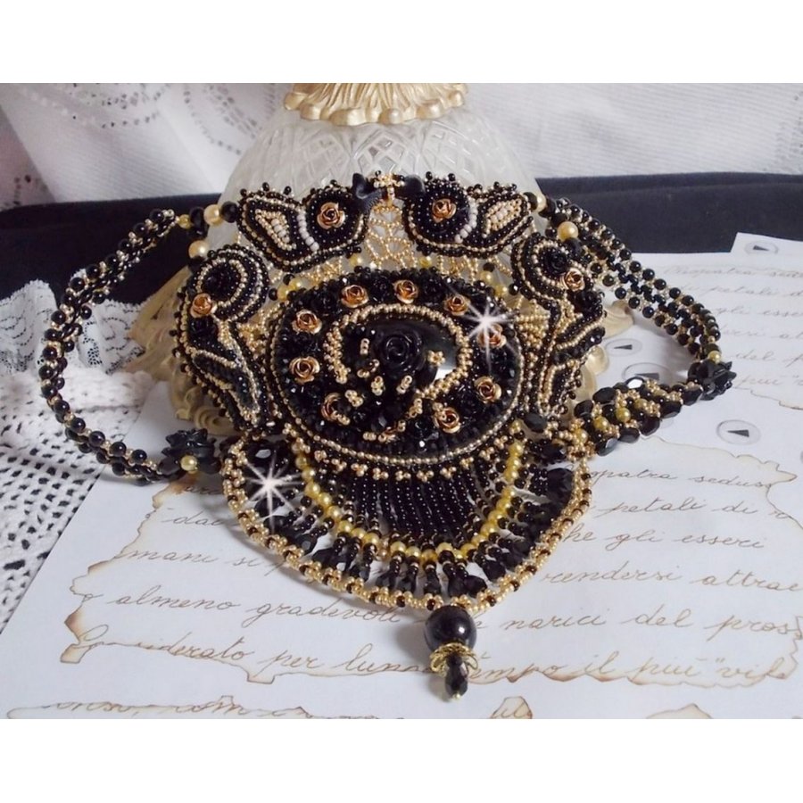 Collana Cleopatra ricamata con onice nera, perle e semi di perle 