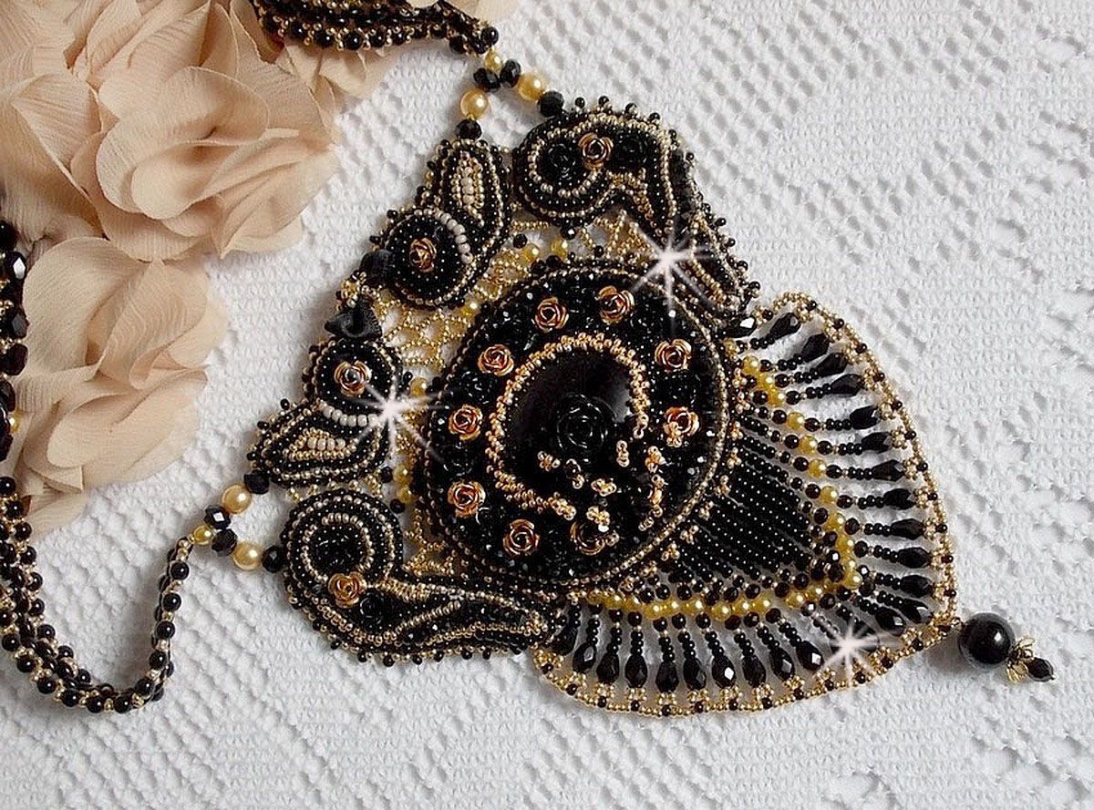 Collana Cleopatra ricamata con onice nera, perle e semi di perle 