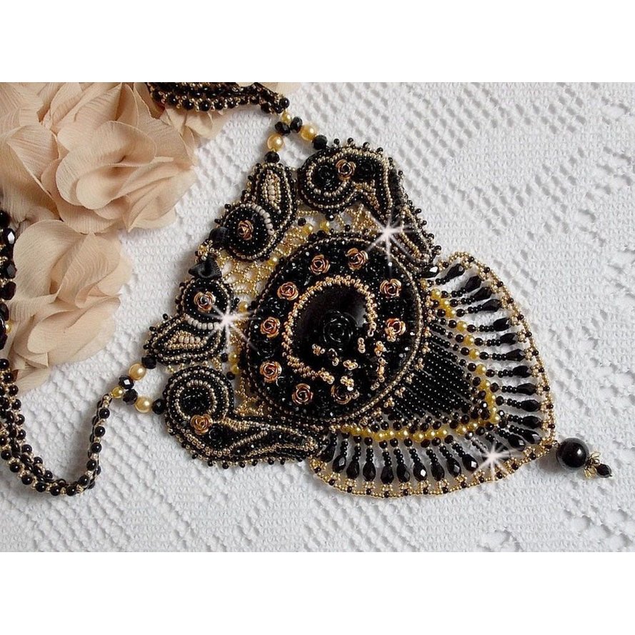 Collana Cleopatra ricamata con onice nera, perle e semi di perle 