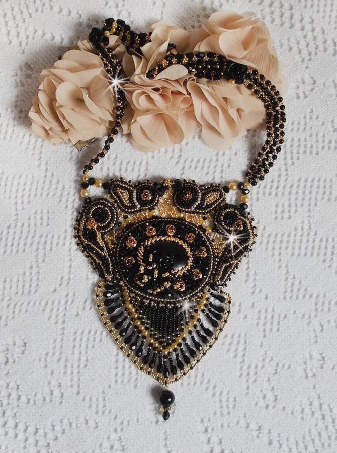 Collana Cleopatra ricamata con onice nera, perle e semi di perle 