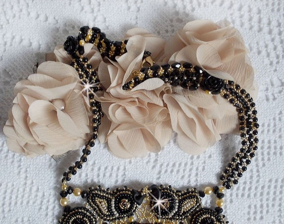 Collana Cleopatra ricamata con onice nera, perle e semi di perle 