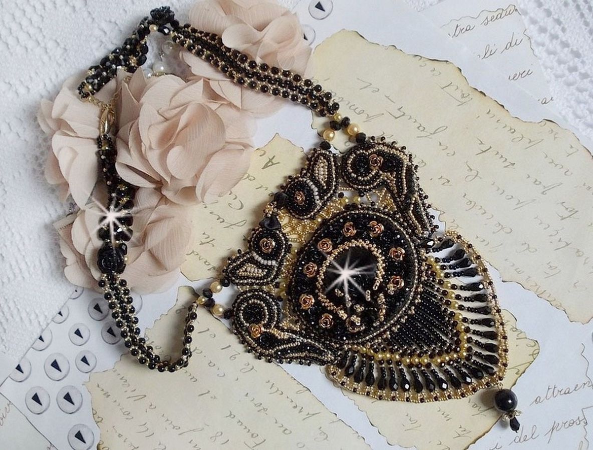 Collana Cleopatra ricamata con onice nera, perle e semi di perle 