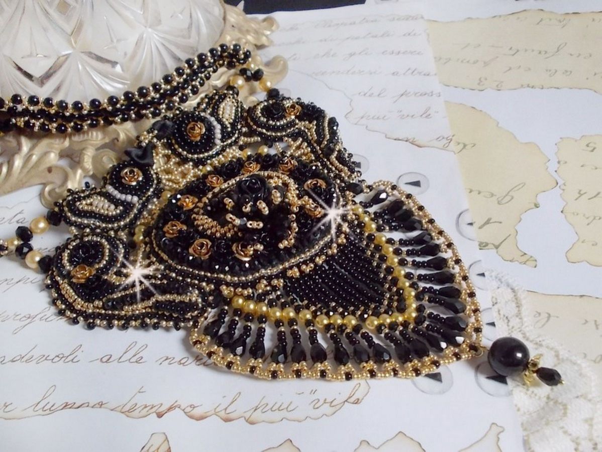 Collana Cleopatra ricamata con onice nera, perle e semi di perle 