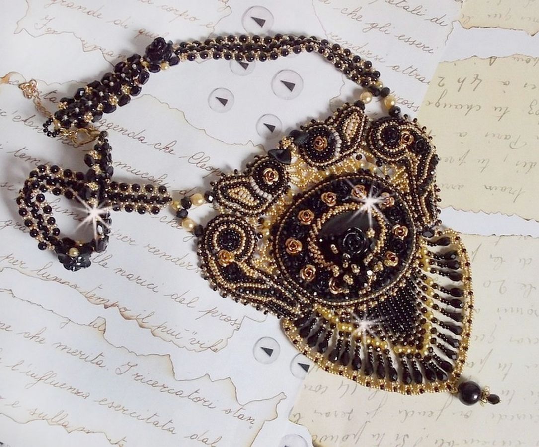 Collana Cleopatra ricamata con onice nera, perle e semi di perle 