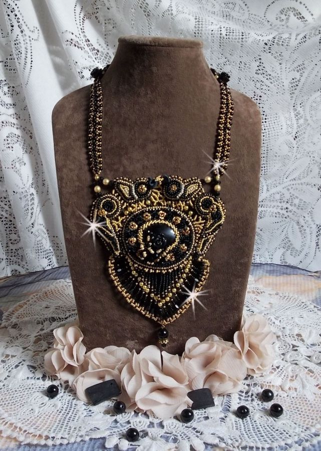 Collana Cleopatra ricamata con onice nera, perle e semi di perle 