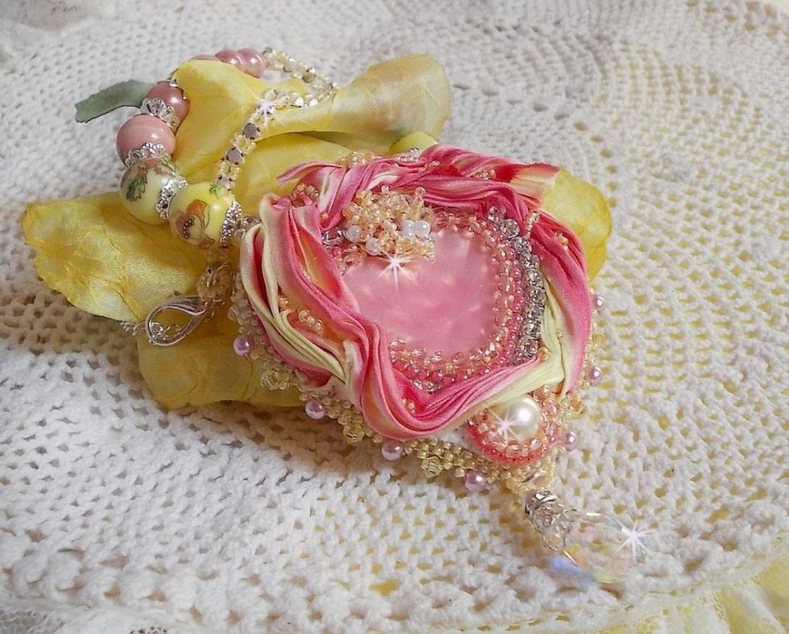 Collana Tender Heart ricamata con nastro di seta rosa e giallo, perline di ceramica, cristalli Swarovski e perline di seme