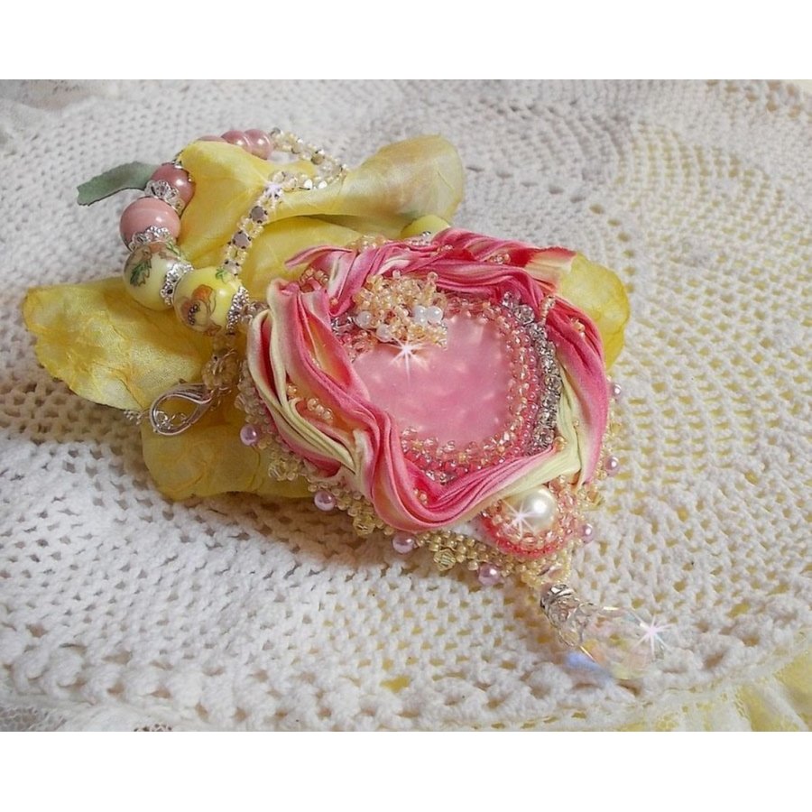 Collana Tender Heart ricamata con nastro di seta rosa e giallo, perline di ceramica, cristalli Swarovski e perline di seme