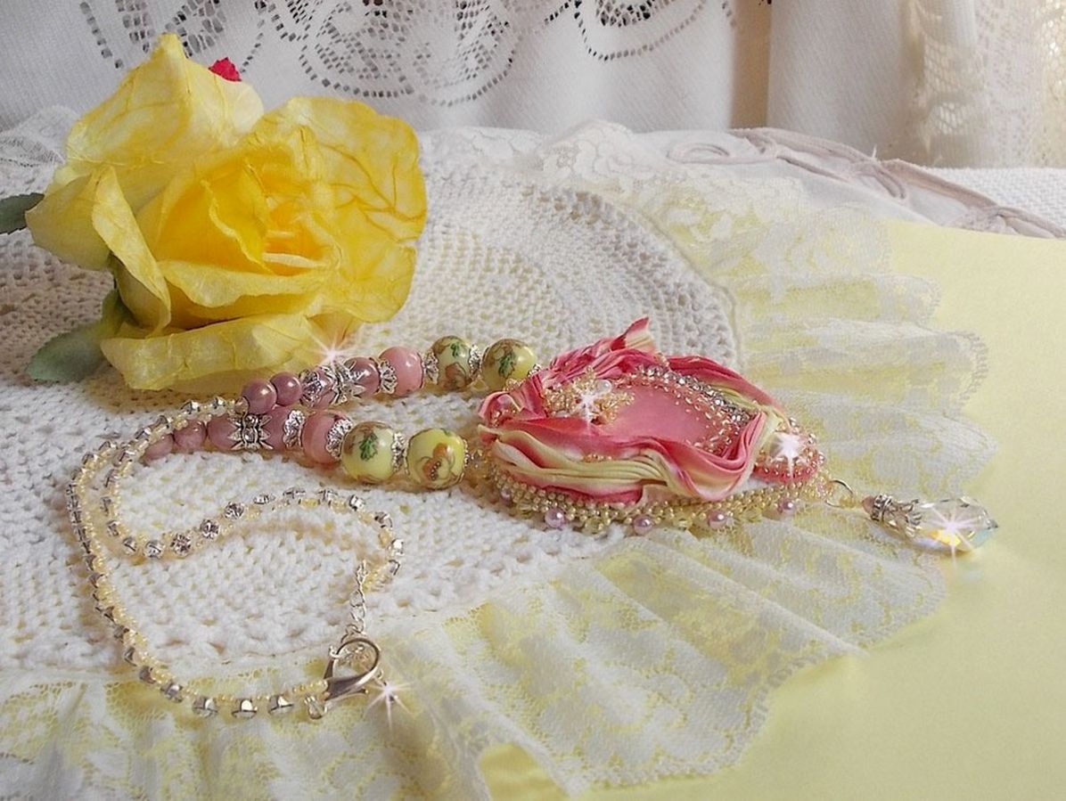 Collana Tender Heart ricamata con nastro di seta rosa e giallo, perline di ceramica, cristalli Swarovski e perline di seme