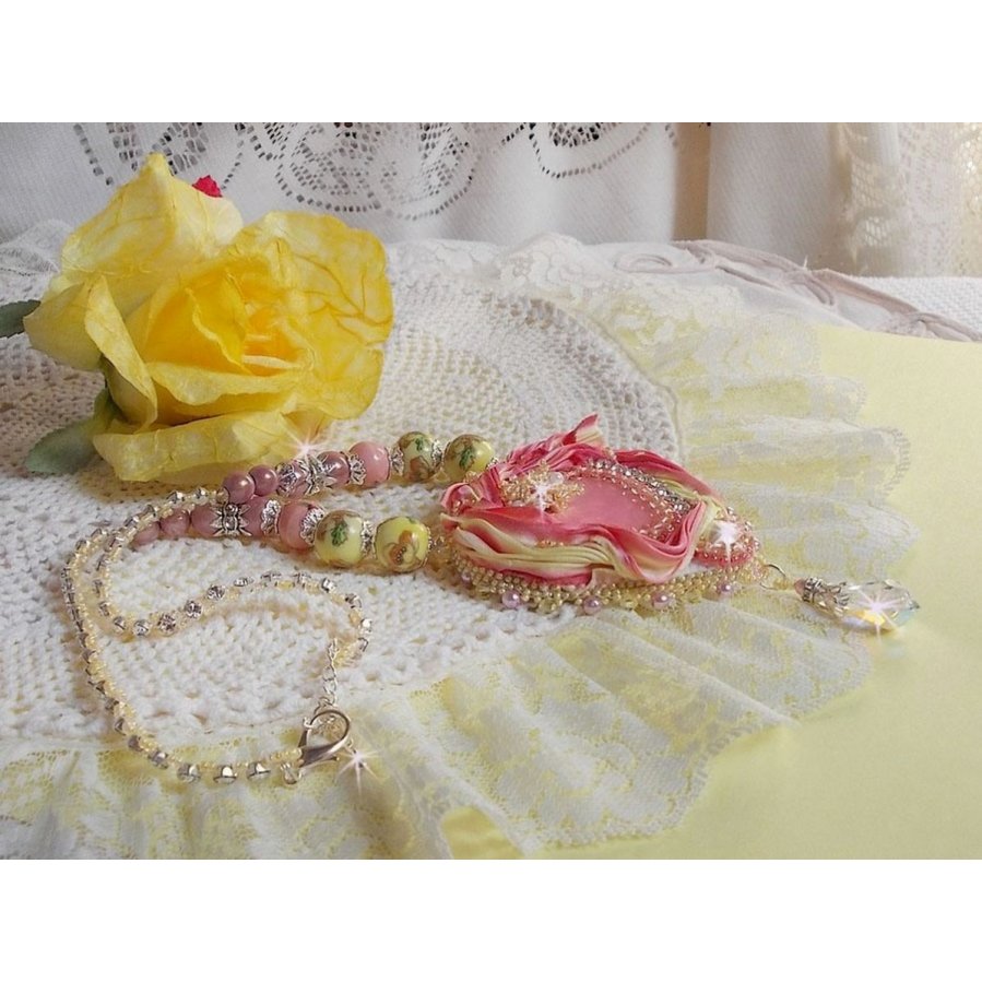 Collana Tender Heart ricamata con nastro di seta rosa e giallo, perline di ceramica, cristalli Swarovski e perline di seme