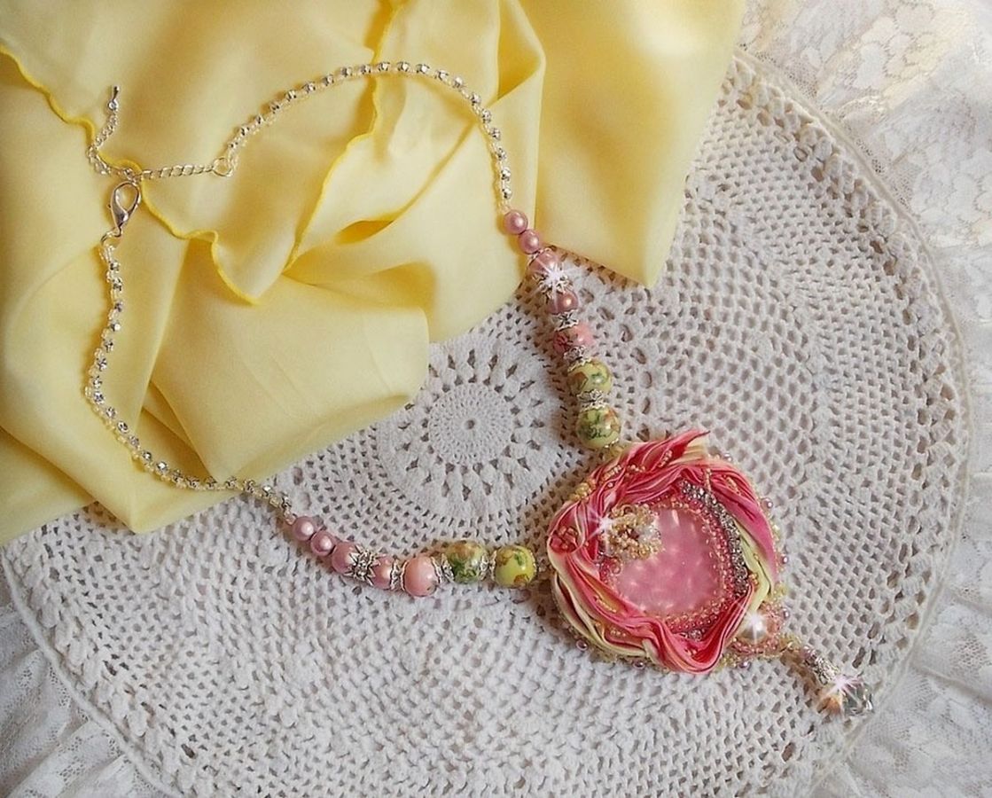 Collana Tender Heart ricamata con nastro di seta rosa e giallo, perline di ceramica, cristalli Swarovski e perline di seme