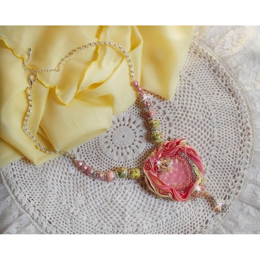 Collana Tender Heart ricamata con nastro di seta rosa e giallo, perline di ceramica, cristalli Swarovski e perline di seme