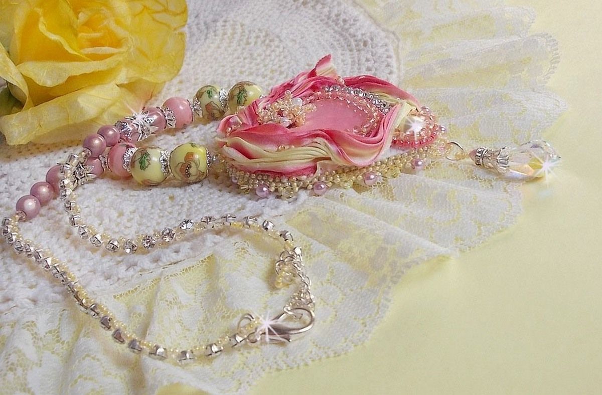 Collana Tender Heart ricamata con nastro di seta rosa e giallo, perline di ceramica, cristalli Swarovski e perline di seme