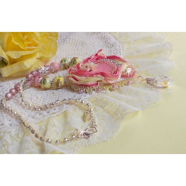 Collana Tender Heart ricamata con nastro di seta rosa e giallo, perline di ceramica, cristalli Swarovski e perline di seme