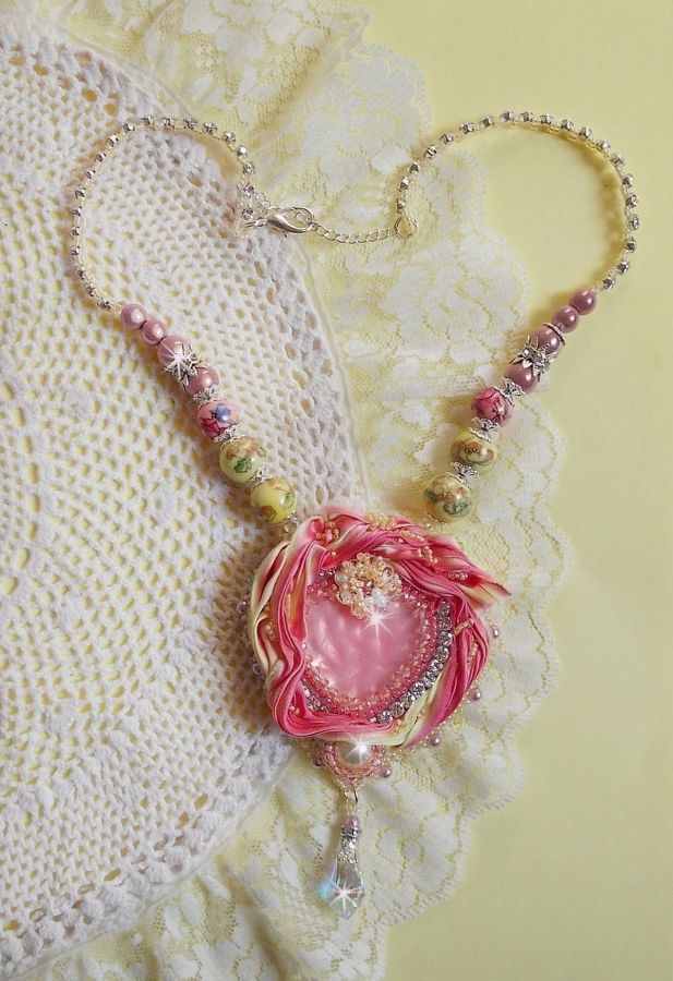 Collana Tender Heart ricamata con nastro di seta rosa e giallo, perline di ceramica, cristalli Swarovski e perline di seme