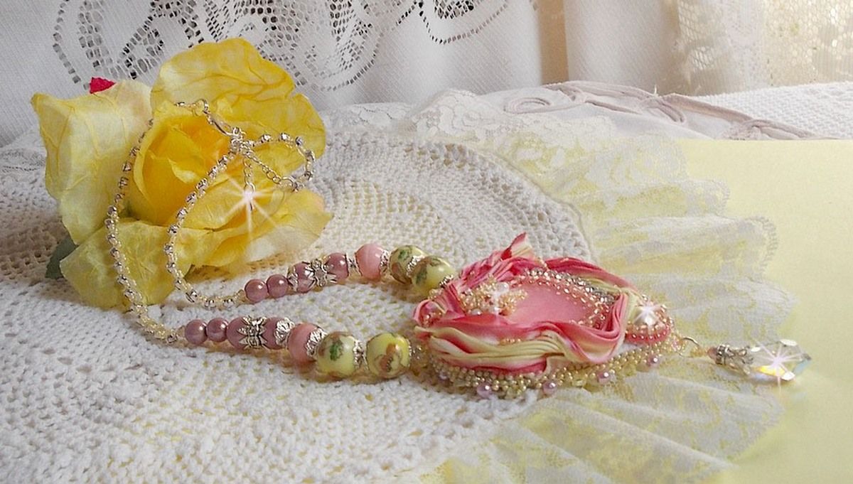 Collana Tender Heart ricamata con nastro di seta rosa e giallo, perline di ceramica, cristalli Swarovski e perline di seme