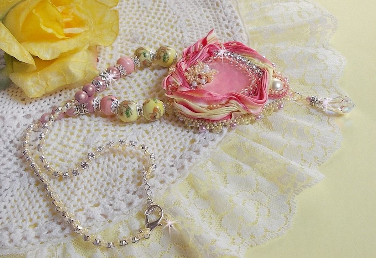 Collana Tender Heart ricamata con nastro di seta rosa e giallo, perline di ceramica, cristalli Swarovski e perline di seme