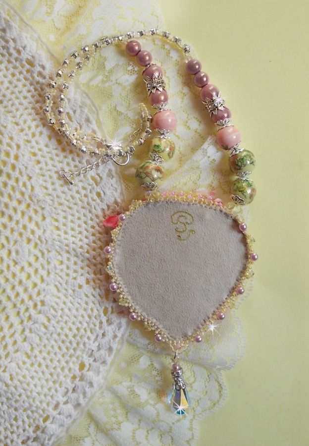 Collana Tender Heart ricamata con nastro di seta rosa e giallo, perline di ceramica, cristalli Swarovski e perline di seme