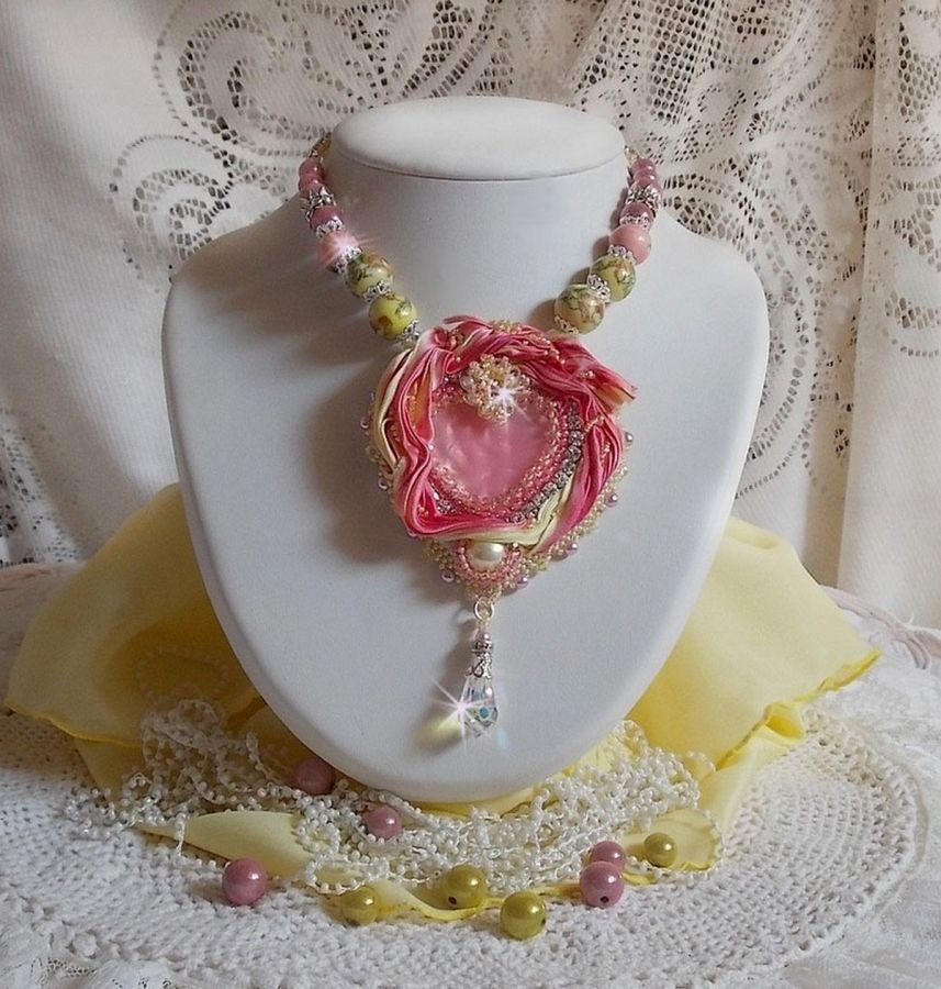 Collana Tender Heart ricamata con nastro di seta rosa e giallo, perline di ceramica, cristalli Swarovski e perline di seme