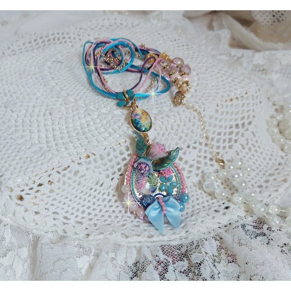  Collier Coquette cr&eacute;&eacute; avec deux estampes &agrave; laquelle s&rsquo;ajoute des fleurs en velours floqu&eacute;, perles aplaties Cristal, fleurs : Epoxy, Porcelaine, R&eacute;sine, cabochon loupe, rubans et cha&icirc;ne plaqu&eacute; Or