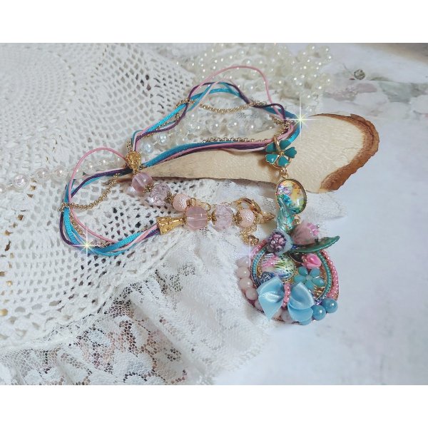  Collier Coquette cr&eacute;&eacute; avec deux estampes &agrave; laquelle s&rsquo;ajoute des fleurs en velours floqu&eacute;, perles aplaties Cristal, fleurs : Epoxy, Porcelaine, R&eacute;sine, cabochon loupe, rubans et cha&icirc;ne plaqu&eacute; Or